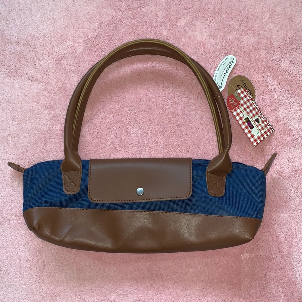 Insulated wine purse with corkscrew